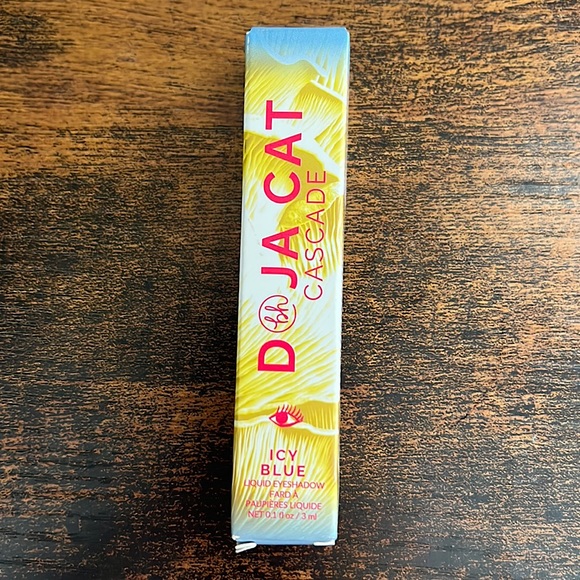 Doja Cat Icy Blue Liquid Eyeshadow - Picture 7 of 10